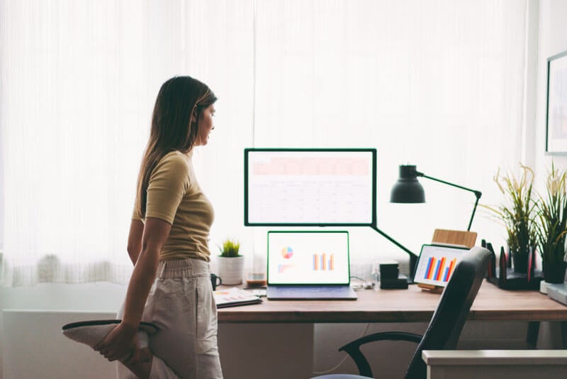 10 easy stretches you can do at home. featured image